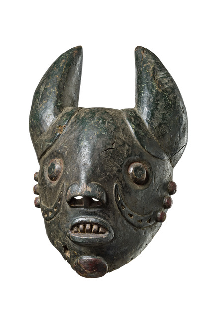 Expressive buffalo mask, Nigeria, Ibibio, Size: H: 55,5 cm (H: 21.9 inch), ID: 3047458