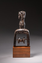 Anthropomorpher Webrollenhalter, Côte d'Ivoire, Baule / Guro, Größe: H: 19 cm (H: 7.5 inch), ID: 3052181 - 3/4