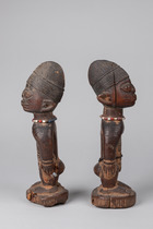 Pair of male twin figures "ere ibeji", Nigeria, Yoruba, Ibadan, Size: H: 25 cm (each) (H: 9.8 inch (each)), ID: 3049990 - 4/5