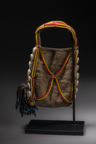 Perlenbesticktes Täschchen mit Pinzette, Kamerun, Fali / Dowayo (Namchi), Größe: M: 13,5 cm x 11,5 cm H: 19,5 cm (with handle) (M: 5.3 inch x 4.5 inch H: 7.7 inch (with handle)), ID: 3050043 - 3/4