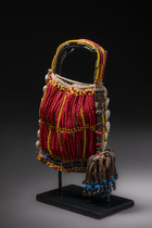 Perlenbesticktes Täschchen mit Pinzette, Kamerun, Fali / Dowayo (Namchi), Größe: M: 13,5 cm x 11,5 cm H: 19,5 cm (with handle) (M: 5.3 inch x 4.5 inch H: 7.7 inch (with handle)), ID: 3050043 - 4/4