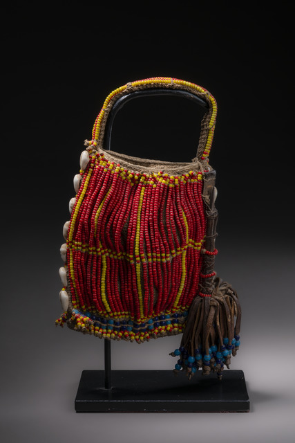 Beaded pouch with tweezers, Cameroon, Fali / Dowayo (Namchi), Size: M: 13,5 cm x 11,5 cm H: 19,5 cm (with handle) (M: 5.3 inch x 4.5 inch H: 7.7 inch (with handle)), ID: 3050043