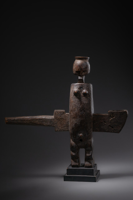 Figural door lock "konbalabala" or "konbarabara", Mali, Bamana, Taille: H: 41 cm; B: 45,5 cm (cross bolt), ID: 3052196