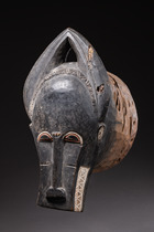 Zoomorphe Helmmaske "bonu amwin", Côte d'Ivoire, Baule, Größe: L: 43 H: 23,5 cm (L: 43 H: 9.3 inch), ID: 3052123 - 2/4