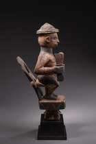 Tanzaufsatz in Form einer sitzenden Figur, Nigeria, Ibibio, Größe: H: 49 cm (H: 19.3 inch), ID: 3052217 - 2/4