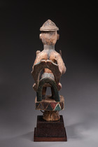Tanzaufsatz in Form einer sitzenden Figur, Nigeria, Ibibio, Größe: H: 49 cm (H: 19.3 inch), ID: 3052217 - 3/4