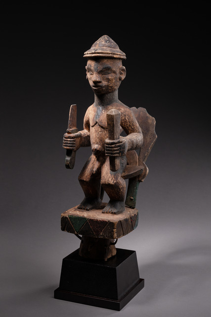 Dance crest in the form of a seated figure, Nigéria, Ibibio, Taille: H: 49 cm, ID: 3052217
