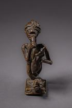 Poids à peser l'or: Homme avec flûte, Ghana, Akan, Taille: H: 4 cm (H: 1.6 inch), ID: 3052225 - 2/6
