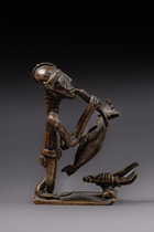 Poids à peser l'or: Homme avec flûte, Ghana, Akan, Taille: H: 4 cm (H: 1.6 inch), ID: 3052225 - 4/6