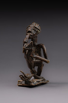 Poids à peser l'or: Homme avec flûte, Ghana, Akan, Taille: H: 4 cm (H: 1.6 inch), ID: 3052225 - 6/6
