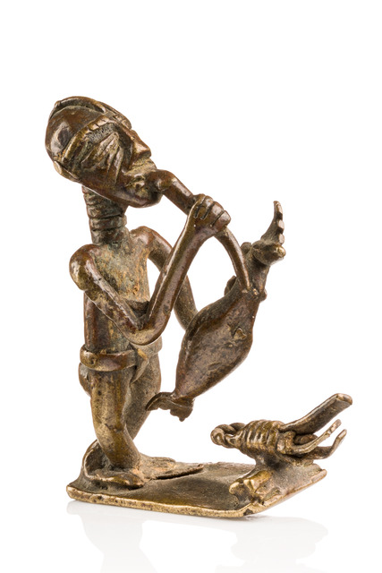 Gold weight: man with flute, Ghana, Akan, Size: H: 4 cm (H: 1.6 inch), ID: 3052225