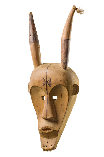 Anthropomorphic mask with horns, Cameroon, Fang, Size: H: 62,5 cm (H: 24.6 inch), ID: 3052819
