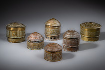 Six lidded containers "mforowa" (sing. "forowa"), Ghana, Akan, Size: H: 8 cm - 12,5 cm (H: 3.1 inch - 4.9 inch), ID: 3052824 - 2/4