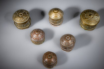 Six lidded containers "mforowa" (sing. "forowa"), Ghana, Akan, Size: H: 8 cm - 12,5 cm (H: 3.1 inch - 4.9 inch), ID: 3052824 - 4/4