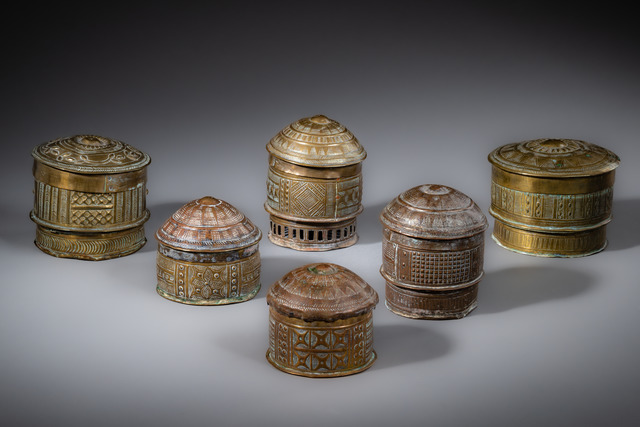 Six lidded containers "mforowa" (sing. "forowa"), Ghana, Akan, Size: H: 8 cm - 12,5 cm (H: 3.1 inch - 4.9 inch), ID: 3052824