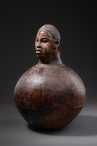 Récipient avec tête humaine, R. D. Congo, Bakongo / Woyo, Voania de Muba (†1928), Taille: H: 38 cm D: 26 cm (H: 15.0 inch D: 10.2 inch), ID: 3052770 - 2/6