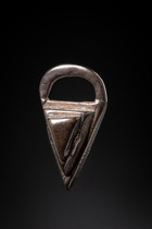 Poids à peser l'or: Décor triangulaire avec boucle, Ghana, Akan, Taille: L: 3,7 cm (L: 1.5 inch), ID: 3052841 - 2/3