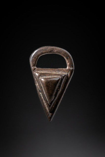 Gold weight: triangle decoration with loop, Ghana, Akan, Size: L: 3,7 cm (L: 1.5 inch), ID: 3052841