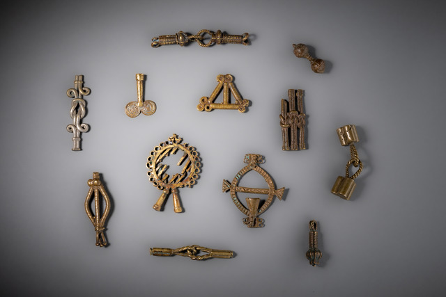 Twelve gold weights, endless knots, and decorative motifs, Ghana, Akan, ID: 3052850