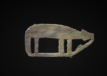 Bronzeapplikation in Gestalt eines Bären, Russland, Sibirien, Amur-Region, Ewenken, Größe: M: 3,6 cm x 7,5 cm (M: 1.4 inch x 3.0 inch), ID: 3052908 - 2/3