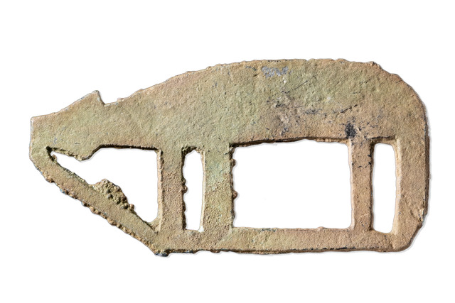 Bronzeapplikation in Gestalt eines Bären, Russland, Sibirien, Amur-Region, Ewenken, Größe: M: 3,6 cm x 7,5 cm (M: 1.4 inch x 3.0 inch), ID: 3052908