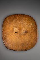 Face mask "kidumu", D. R. Congo, Teke-Tsaye, Mossendjo-Sibiti, right bank of the Congo River, Size: H: 32 cm B: 30,5 cm (H: 12.6 inch B: 12.0 inch), ID: 3053337 - 3/4