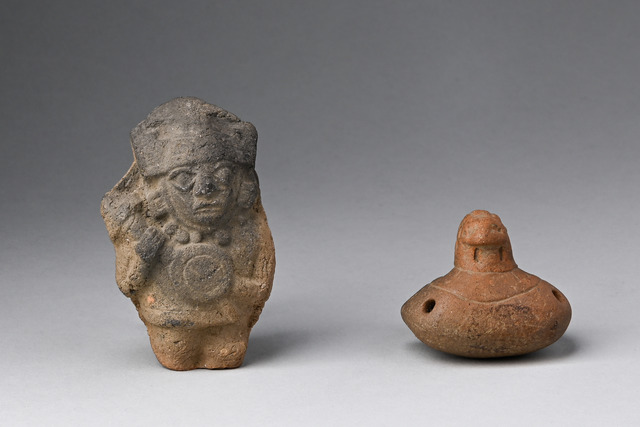 Pipe in shape of a warrior, Early Intermediate Period, Moche IV, ca. 450 to 550 AD, Peru, Moche, Size: H: 7,5 cm (H: 3.0 inch), ID: 3050622
