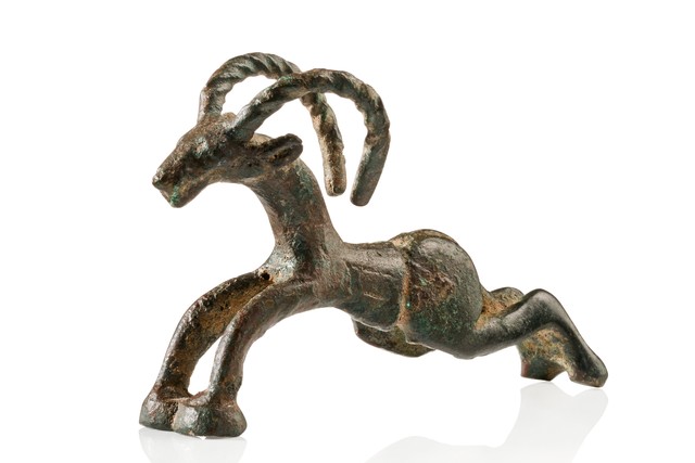 Pendentif en forme de bouquetin, vers le Ier millénaire av. J.-C., Proche-Orient, Taille: L: 6,5 cm (L: 2.6 inch), ID: 3052335