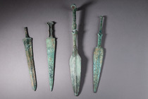 Dolche und Lanzenspitzen, späte Bronze- / frühe Eisenzeit, ca. 1. Jahrtausend v. Chr., Naher Osten, Größe: L: 35 cm 37,5 cm 42 cm & 49 cm (L: 13.8 inch 14.8 inch 16.5 inch & 19.3 inch), ID: 3052329 - 2/2