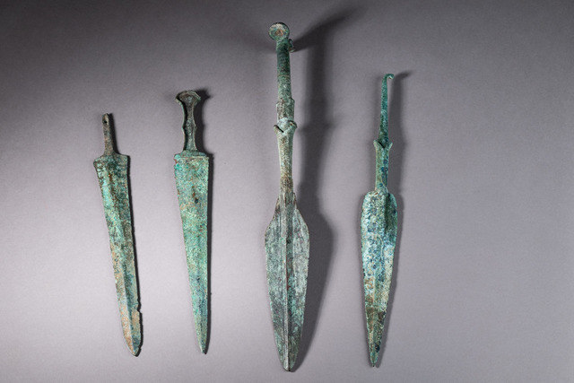 Poignards et pointes de lance, période tardive de l'âge de bronze / début de l'âge du fer, vers le 1er millénaire av. J.-C., Proche-Orient, Taille: L: 35 cm 37,5 cm 42 cm & 49 cm (L: 13.8 inch 14.8 inch 16.5 inch & 19.3 inch), ID: 3052329