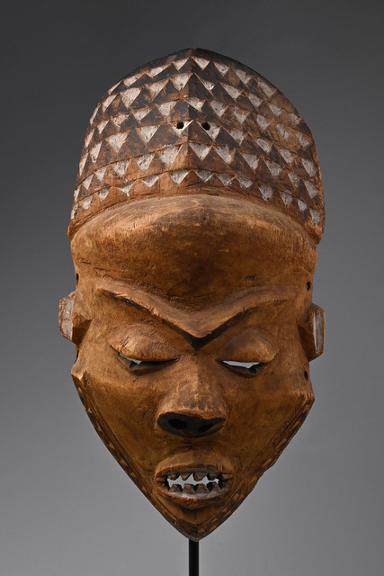 Anthropomorphic face mask "mbuya", D. R. Congo, Pende, Size: H: 35,5 cm (H: 14.0 inch), ID: 3050919
