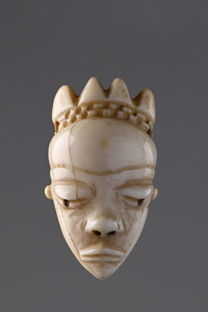 Anthropomorphic miniature mask "gikhokho" (pl. "ikhokho"), D. R. Congo, Pende, Size: H: 4,5 cm (H: 1.8 inch), ID: 3050978
