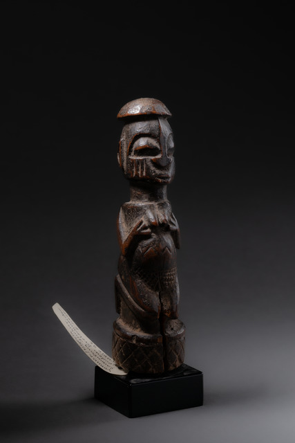 Figural handle for a divination tapper "iroke ifa", Nigeria, Yoruba, Size: H: 12 cm (H: 4.7 inch), ID: 3052111