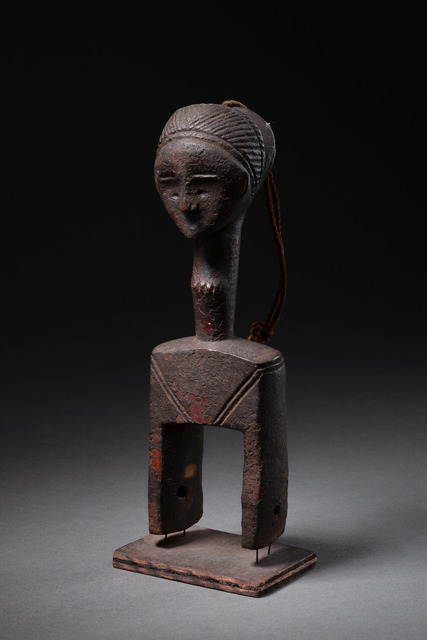 Anthropomorphic heddle pulley, Côte d'Ivoire, Baule, Size: H: 20,5 cm (H: 8.1 inch), ID: 3052105