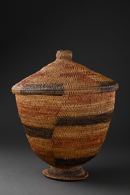 Basket with lid, D. R. Congo, Chokwe / Lunda border, Size: H: 32 cm D: 25 cm (H: 12.6 inch D: 9.8 inch), ID: 3051394