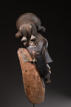 Anthropomorphe Gesichtsmaske "kpan", frühes 20. Jh., Côte d'Ivoire, Baule, Größe: H: 49,5 cm (H: 19.5 inch), ID: 3052039 - 3/4