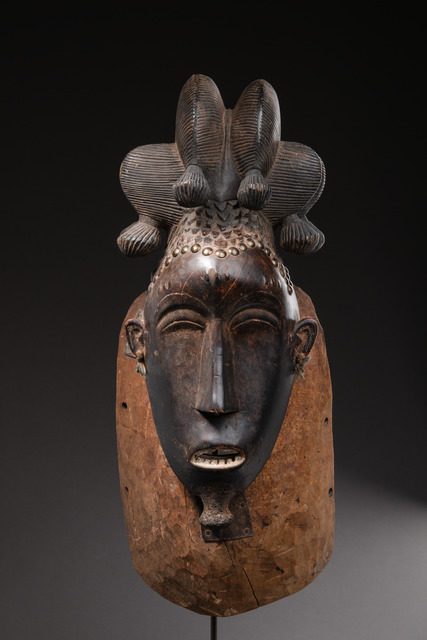 Anthropomorphe Gesichtsmaske "kpan", frühes 20. Jh., Côte d'Ivoire, Baule, Größe: H: 49,5 cm (H: 19.5 inch), ID: 3052039