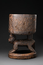 Karyatidengefäß mit Leopard, Kameruner Grasland, Babanki oder Nachbarn, Größe: H: 34 cm D: 19,5 cm / 21,5 cm (H: 13.4 inch D: 7.7 inch / 8.5 inch), ID: 3051605 - 3/6