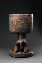Karyatidengefäß mit Leopard, Kameruner Grasland, Babanki oder Nachbarn, Größe: H: 34 cm D: 19,5 cm / 21,5 cm (H: 13.4 inch D: 7.7 inch / 8.5 inch), ID: 3051605 - 4/6