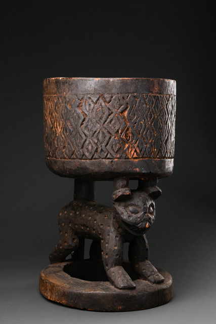 Caryatid bowl with leopard, Cameroon Grassfields, Babanki or neighbours, Size: H: 34 cm D: 19,5 cm / 21,5 cm (H: 13.4 inch D: 7.7 inch / 8.5 inch), ID: 3051605