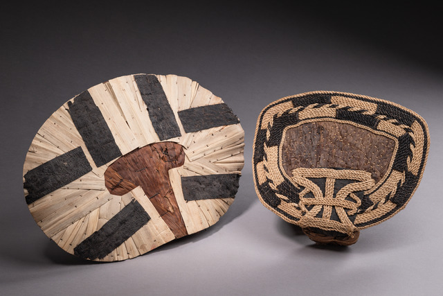 Zwei Cache-sexe "negbe", D. R. Kongo, Mangbetu, Größe: M: 26 cm x  21 cm & 36,6 cm x  25 cm (M: 10.2 inch x  8.3 inch & 14.4 inch x  9.8 inch), ID: 3051750