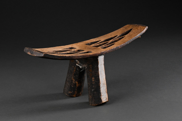 Neckrest, D. R. Congo, Mongo, Size: H: 20,5 cm B: 47 cm (H: 8.1 inch B: 18.5 inch), ID: 3051606