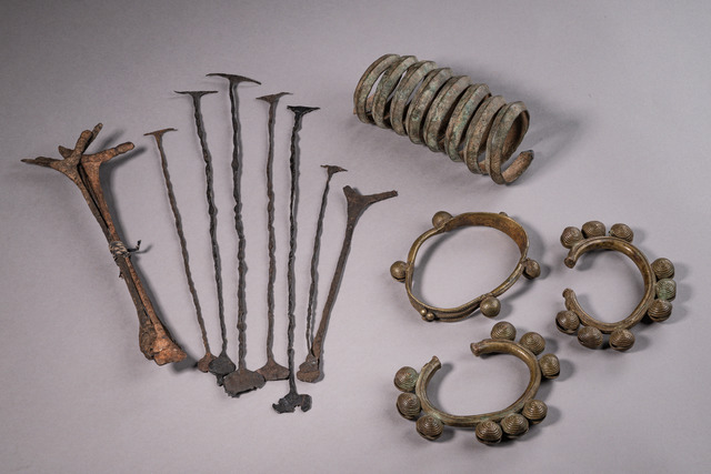 Mixed lot bracelets and primitive money, Côte d'Ivoire, Dan, ID: 3051902