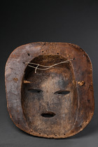 Anthropomorphe Gesichtsmaske "sachihongo", Sambia, Mbunda / Mbalango, Größe: H: 46,5 cm B: 43 cm (H: 18.3 inch B: 16.9 inch), ID: 3051610 - 4/4