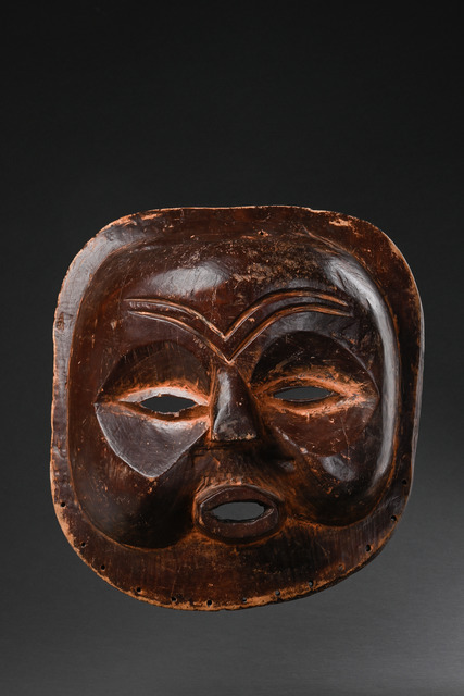 Anthropomorphic face mask "sachihongo", Zambia, Mbunda / Mbalango, Size: H: 46,5 cm B: 43 cm (H: 18.3 inch B: 16.9 inch), ID: 3051610