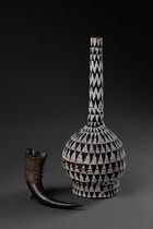 Perlenbesetzte Palmwein-Kalebasse und Trinkhorn, Kameruner Grasland, Bamileke / Bamum, Größe: H: 49 cm & 25 cm (H: 19.3 inch & 9.8 inch), ID: 3051688 - 2/3