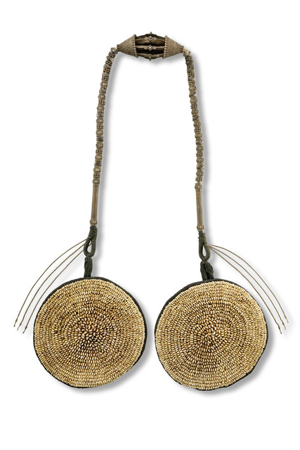 Rare ritual water buffalo necklace, South India, Tamil Nadu, Nilgiri Hills, Toda, Size: L: 259 cm D: 38 cm (shell discs) (L: 102.0 inch D: 15.0 inch (shell discs)), ID: 3052030