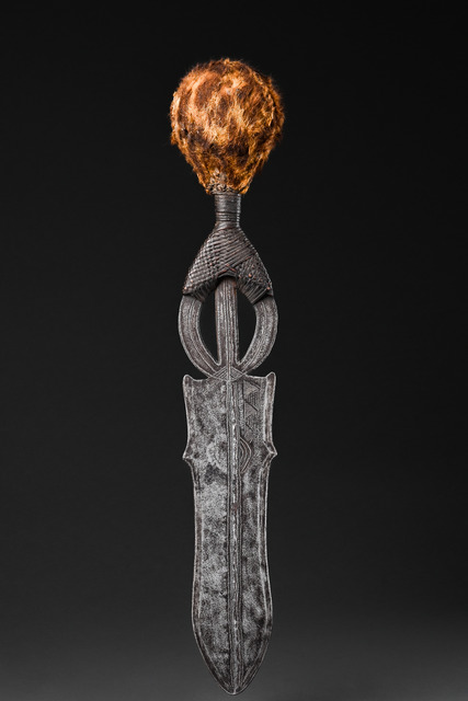 Short sword with fur-covered pommel, D. R. Congo, Ngombe, Doko, Poto, Size: L: 63,5 cm (L: 25.0 inch), ID: 3051708