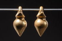A pair of heavy earrings made from solid yellow cast iron, Borneo - Malaysia, Sarawak, Dayak, Size: H: 7,5 cm (each) (H: 3.0 inch (each)), ID: 3051897 - 2/2