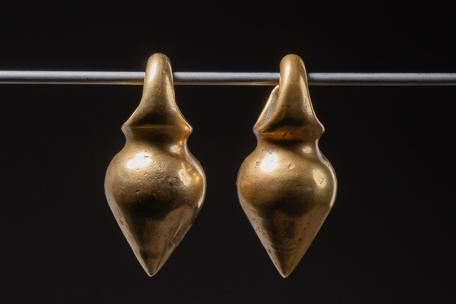 A pair of heavy earrings made from solid yellow cast iron, Borneo - Malaysia, Sarawak, Dayak, Size: H: 7,5 cm (each) (H: 3.0 inch (each)), ID: 3051897